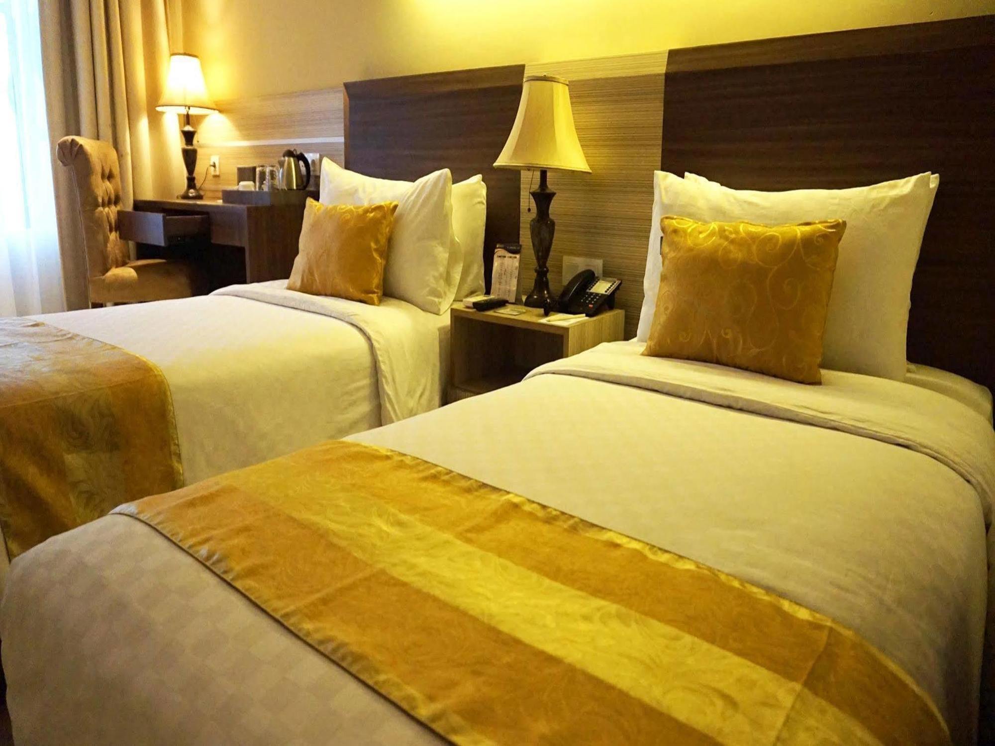 Hotel Sapphire Sky & Conference 3*